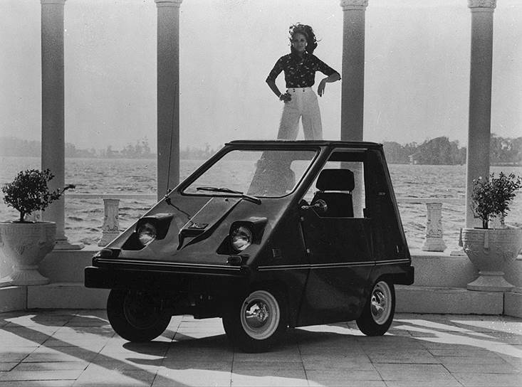 Возрождение интереса к электромобилям произошло в начале 1970-х годов. Компания Sebring-Vanguard из Флориды наладила выпуск электрических микроавтомобилей Citicar (на фото), которые больше походили на гольф-кар с крышей. Скорость могла достигать 60 км/ч, а запас хода на одном заряде — 65 км. С 1974 по 1977 год компания выпустила около 2 тыс. таких машин