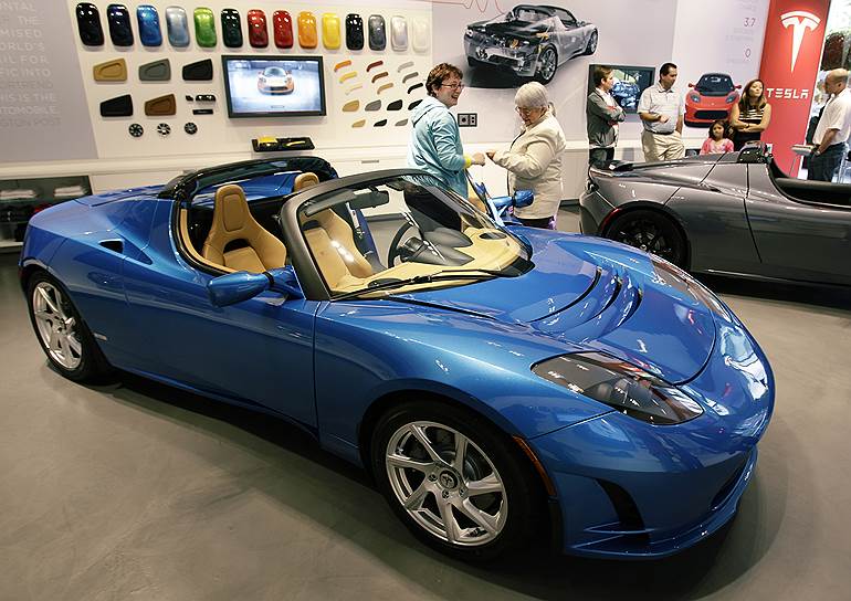 В 2008 году компания Илона Маска Tesla начала выпускать первый в XXI веке коммерчески успешный массовый электромобиль Roadster (на фото)