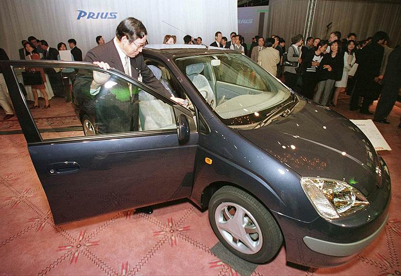 В 1997 году в Японии была представлена первая гибридная Toyota Prius (на фото). Модель стоила в районе $18 тыс. На фоне борьбы с выбросами вредных веществ гибридные автомобили обрели большую популярность, нежели электромобили