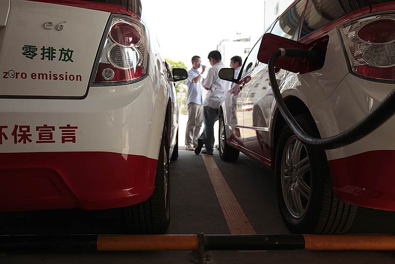В 2009 году правительство КНР приняло план, в рамках которого страна к 2020 году должна стать ведущей державой в производстве электромобилей. В рамках плана власти решили выплачивать производителям по $9,3 тыс. за каждый проданный электромобиль и $7,6 тыс. за гибрид&lt;br>
На фото: первый китайский электромобиль-такси BYD E6