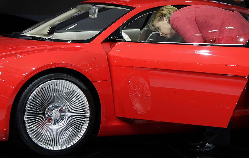 На крупнейшем в Европе авторынке, в Германии, власти обратили внимание на стимулирование электромобилей сравнительно поздно. Лишь в 2010 году кабинет Ангелы Меркель принял специальную программу поддержки, в рамках которой к 2020 году на дорогах страны должны были появиться 1 млн электромобилей&lt;br>
На фото: Ангела Меркель осматривает электрический концепт-кар Audi на автошоу во Франкфурте