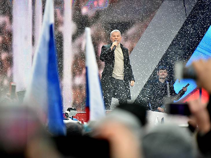 Певец Олег Газманов во время выступления на митинге-концерте на Васильевском спуске в Москве