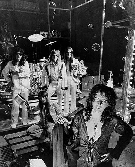Элис Купер (настоящее имя — Винсент Дэймон Фурнье) родился 4 февраля 1948 года в Детройте (США). Будучи подростком, основал с друзьями группу Earwigs, которая исполняла кавер-версии песен The Beatles. Позже группа сменила название на The Spiders