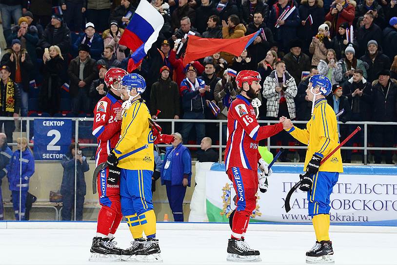 Игроки сборной России Юрий Викулин (слева) и Алан Джусоев (второй справа) и игроки сборной Швеции