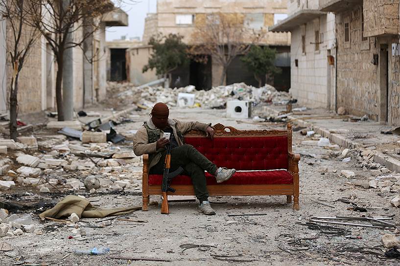Эль-Баб, Сирия. Боец «Свободной армии Сирии» за отдыхом