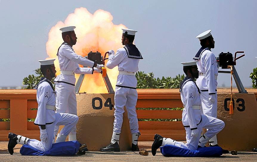 Коломбо, Шри-Ланка. Огневой залп военно-морских сил в честь 70-летия со Дня независимости страны