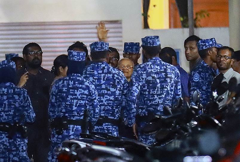 Бывший президент Мальдив Момун Абдул Гаюм (в центре)