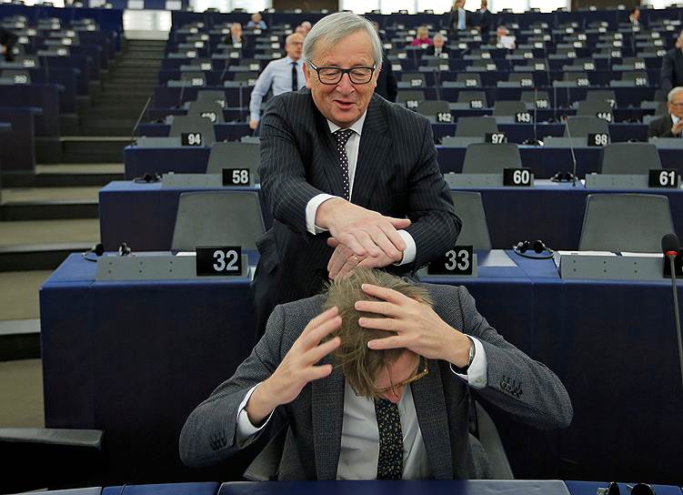 Страсбург, Франция. Председатель Еврокомиссии Жан-Клод Юнкер (вверху) и координатор по «Брексита» Ги Верхофстадт в Европарламенте
