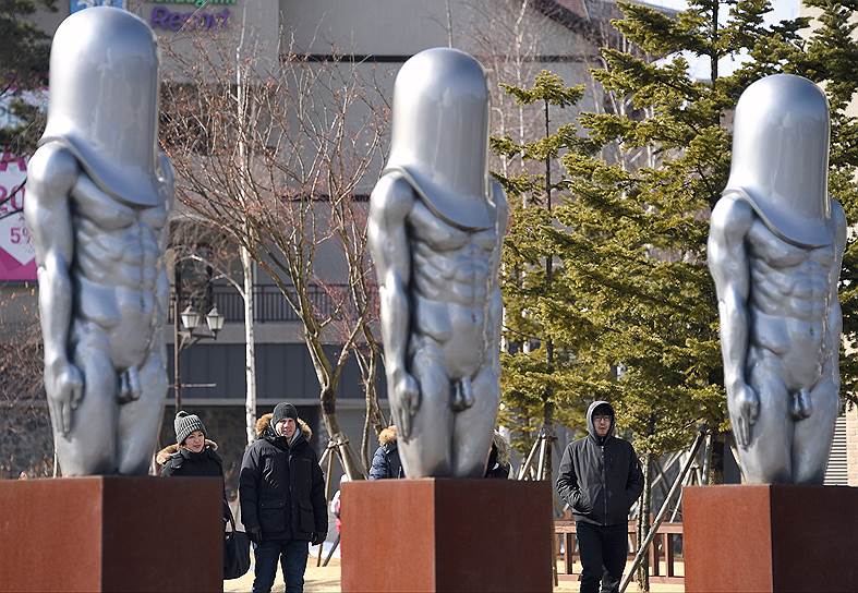 Инсталляция под названием «Люди-пули», установленная возле главного пресс-центра Олимпиады-2018 