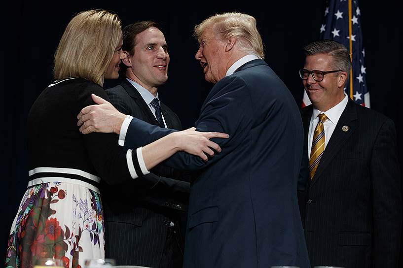 Президент США Дональд Трамп и член Палаты представителей США Рэнди Халтгрен (справа) приветствуют майора Скотта Смайли и его супругу Тиффани 