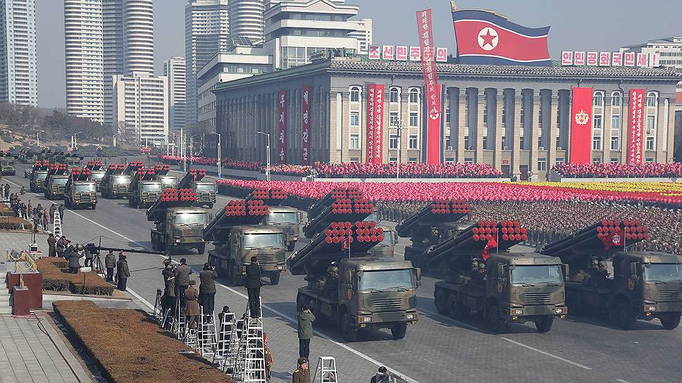 По площади Ким Ир Сена прошли ряды различных родов войск, которые выстроились в колонны