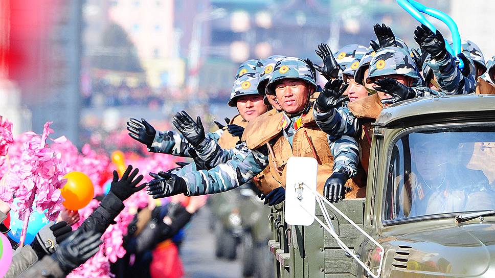 По данным властей КНДР, в праздничном мероприятии приняли участие около 50 тысяч человек, включая 13 тысяч военнослужащих
