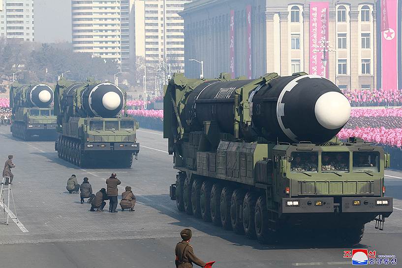 Пхеньян, КНДР. Межконтинентальные баллистические ракеты на параде в честь 70-летия Корейской народной армии