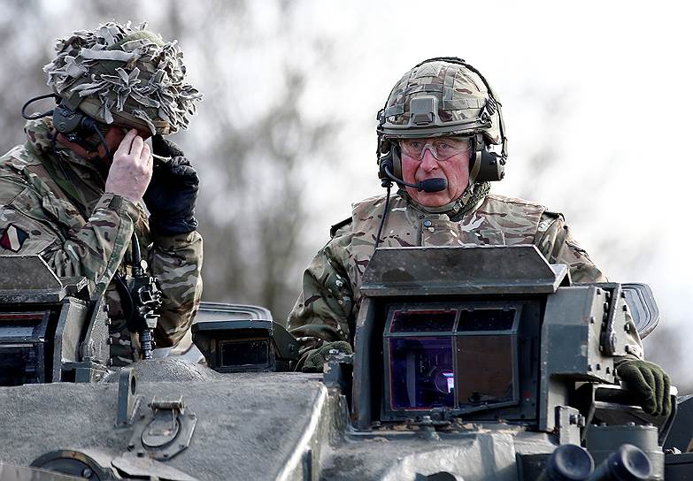 Булфорд, Великобритания. Принц Чарльз на боевой машине пехоты во время посещения одной из военных частей