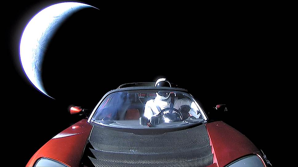6 февраля. Во Флориде с мыса Канаверал компания Илона Маска SpaceX провела запуск сверхтяжелой ракеты-носителя Falcon Heavy с кабриолетом Tesla Roadster на борту 