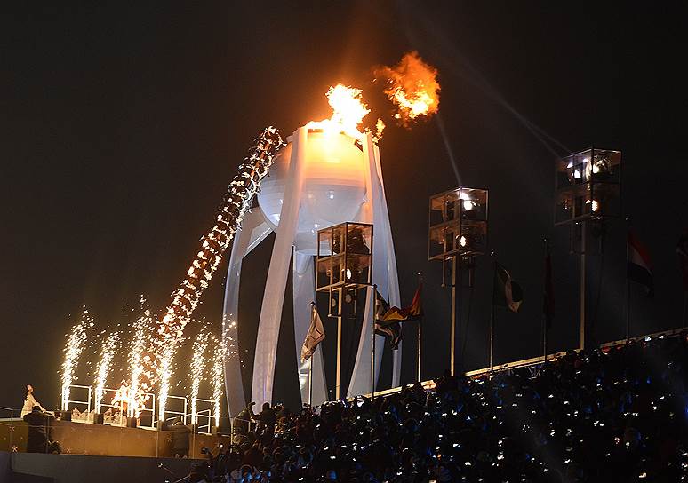 В конце церемонии южнокорейская фигуристка Ким Ён А зажгла на стадионе Олимпийский огонь