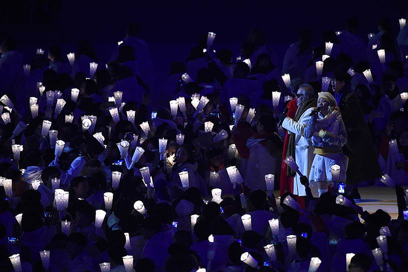 Корейские исполнители во время выступления на церемонии открытия Олимпийских игр. Четыре корейских музыканта спели песню «Imagine» Джона Леннона, а в конце выпустили в небо белого голубя
