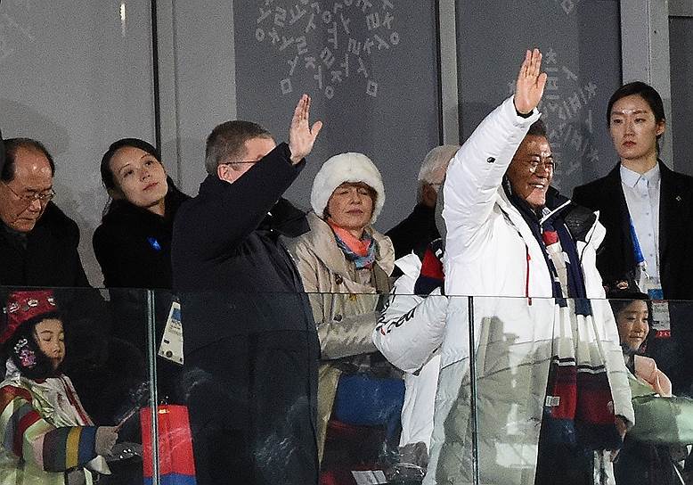 Президент МОК Томас Бах (третий слева), президент Южной Кореи Мун Чжэин (второй справа), сестра лидера КНДР Ким Чен Ына Ким Ё Чжон (вторая слева) во время церемонии