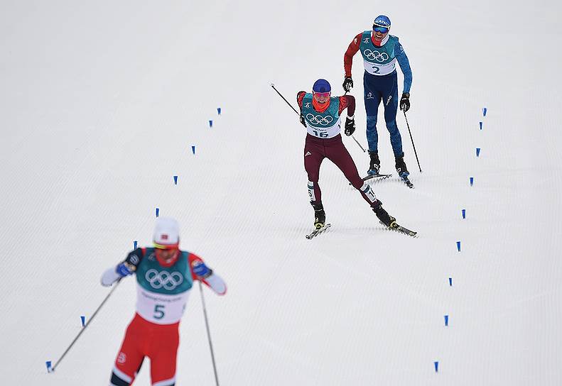 Слева направо: норвежский лыжник Ханс Кристер Холунд, российский лыжник Денис Спицов и французский лыжник Морис Манифика