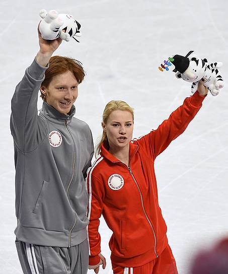 Олимпийские спортсмены из России Владимир Морозов (слева) и Евгения Тарасова (справа)
