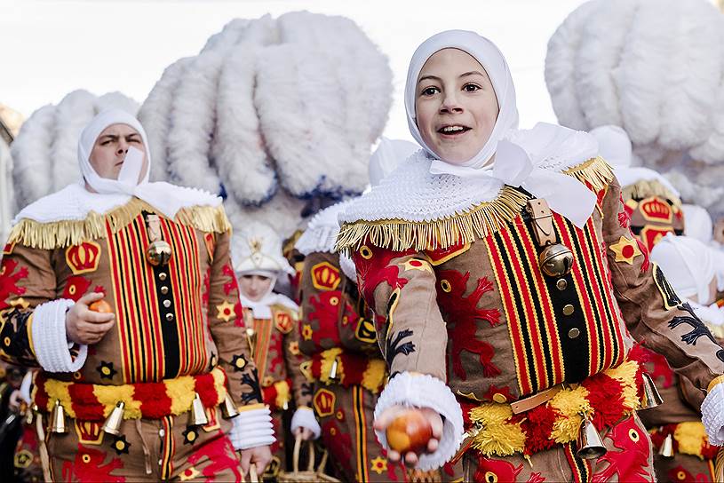 Бенш, Бельгия. Традиционный марш Жилей в рамках фольклорного карнавала 