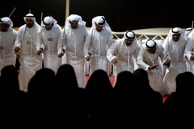 Эр-Рияд, Саудовская Аравия. Мужчины исполняют танец в рамках фестиваля культурного наследия Дженадерия