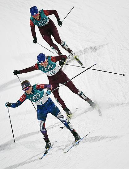 Пхёнчхан, Южная Корея. Российская лыжница Юлия Белорукова (в центре) во время спринта классическим стилем 