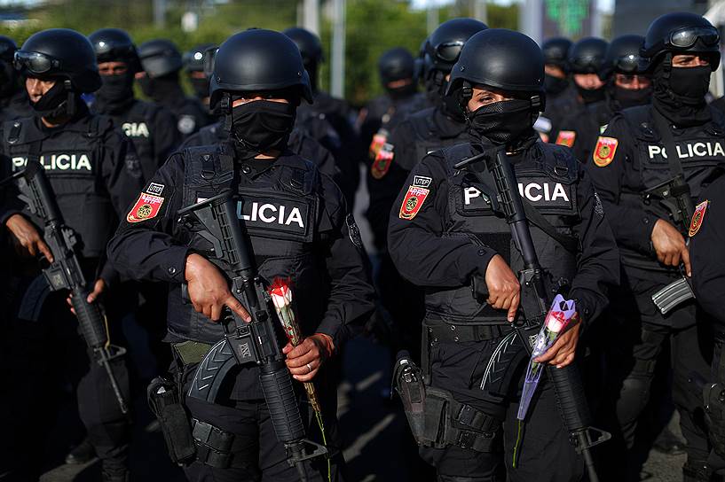 Сан-Сальвадор, Сальвадор. Сотрудницы нового полицейского подразделения «Ягуары» с подаренными розами
