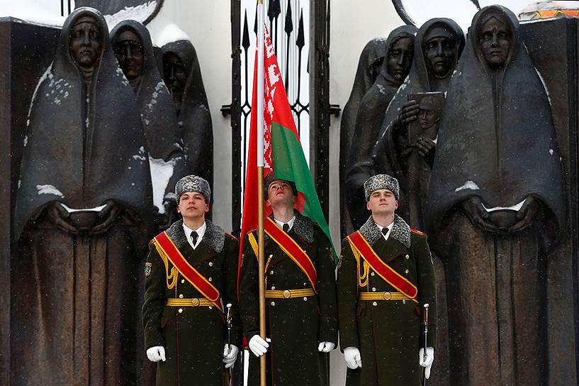 Минск, Белоруссия. Почетный караул у мемориала погибшим в Афганской войне в день 29-й годовщины вывода советских войск из Афганистана