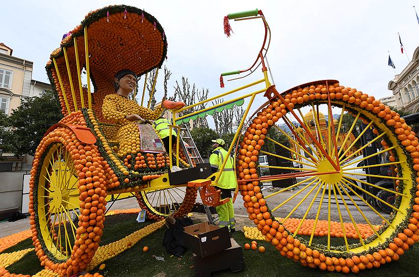 Ментона, Франция. Традиционный индийский трехколесный велосипед, декорированный лимонами и апельсинами, на 85-м фестивале лимонов, темой которого стал Болливуд
