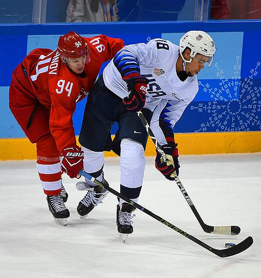 Игрок сборной России Александр Барабанов (слева) и игрок сборной США Джордан Гринвей