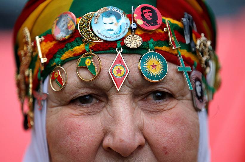 Страсбург, Франция. Сторонница Рабочей партии Курдистана принимает участие в митинге с требованием освободить ее лидера Абдуллу Оджалана