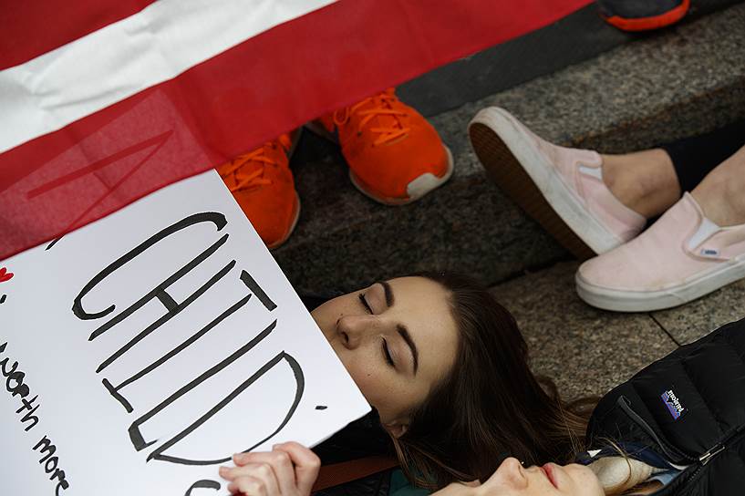15-летняя Анна Харли держит в руках плакат «Ребенок важнее оружия»