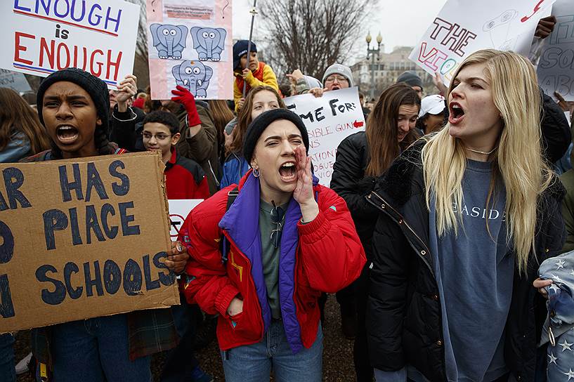 Участники акции держали плакаты «Любите детей, а не оружие», «Нам нужны действия», «Поддержите запрет на оружие» и другие &lt;br>
На фото: 17-летняя Джейн Шварц (в центре)