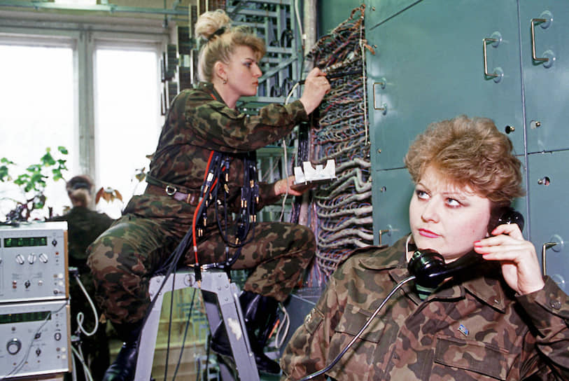 В 2017 году женщины составляли около 30% штата радиотехнических войск Воздушно-космических сил России. По данным Минобороны, в прошлом году эти войска обнаружили и сопроводили более 600 тысяч воздушных объектов