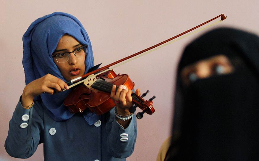Сана, Йемен. Учащаяся музыкальной школы играет на скрипке 