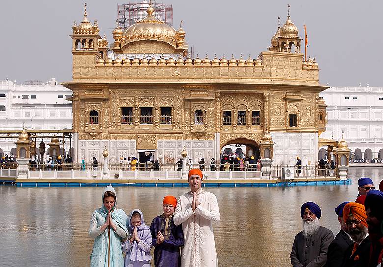 Амритсар, Индия. Премьер-министр Канады Джастин Трюдо и  его супруга Софи позируют с детьми на фоне Золотого храма