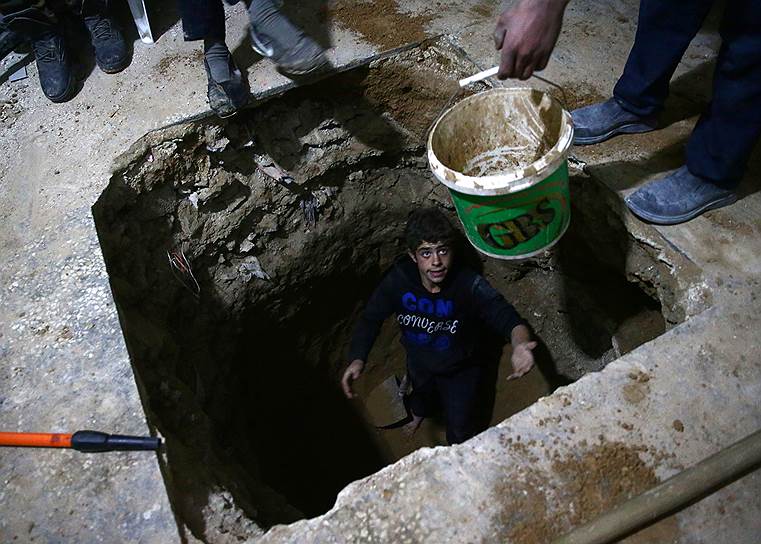 Хамория, Сирия. Местный житель в тоннеле