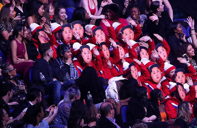 Группа поддержки Северной Кореи на Олимпийский играх во время церемонии Brit Awards