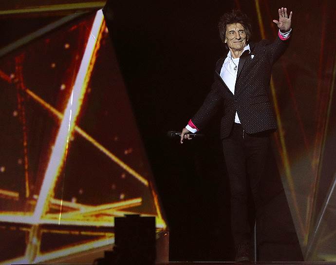 Участник группы The Rolling Stones Ронни Вуд представляет победителя награды за мировое признание певца Эда Ширана