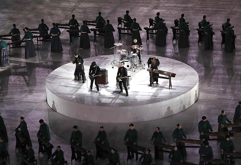 Рок-музыканты во время выступления на церемонии закрытия Олимпийских игр 