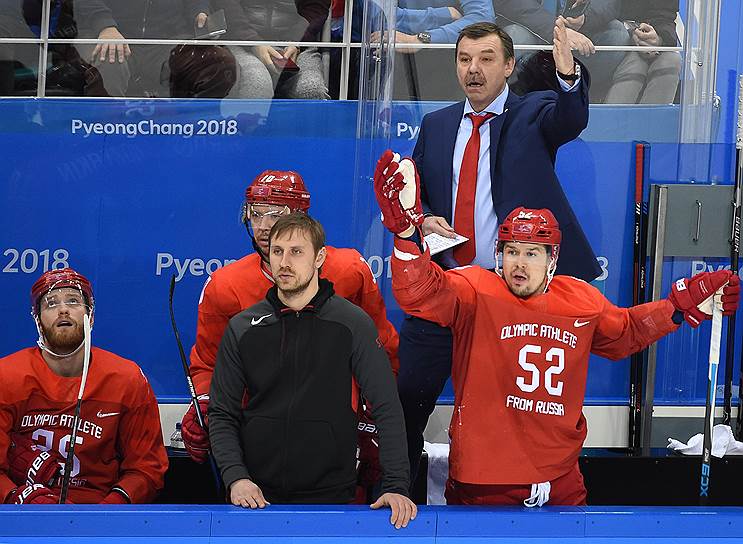 Главный тренер российской команды Олег Знарок (второй справа) 