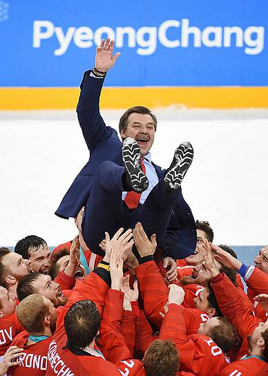 Главный тренер российской команды Олег Знарок (в центре)