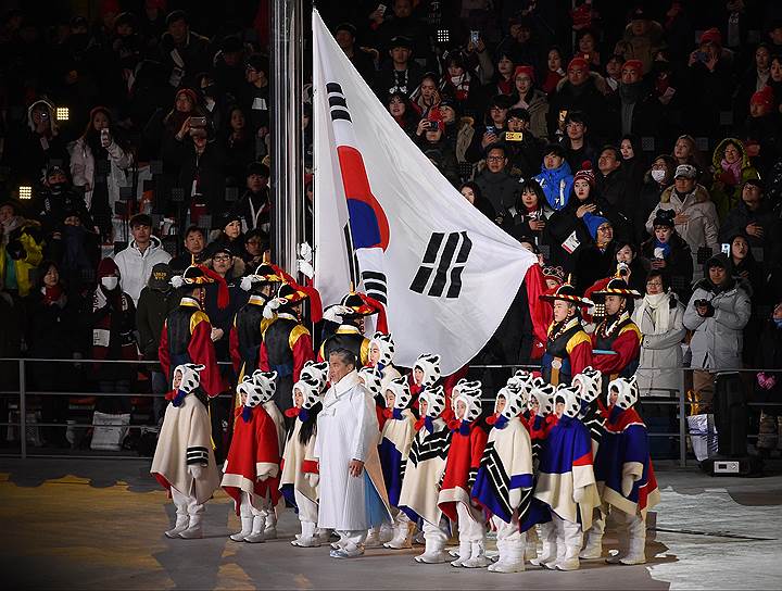 Флаг Южной Кореи вынесли дети-волонтеры
