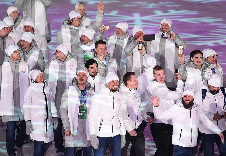 Российские спортсмены на церемонии закрытия