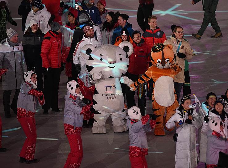 Белый тигр Сухоран (талисман Игр) в окружении спортсменов 