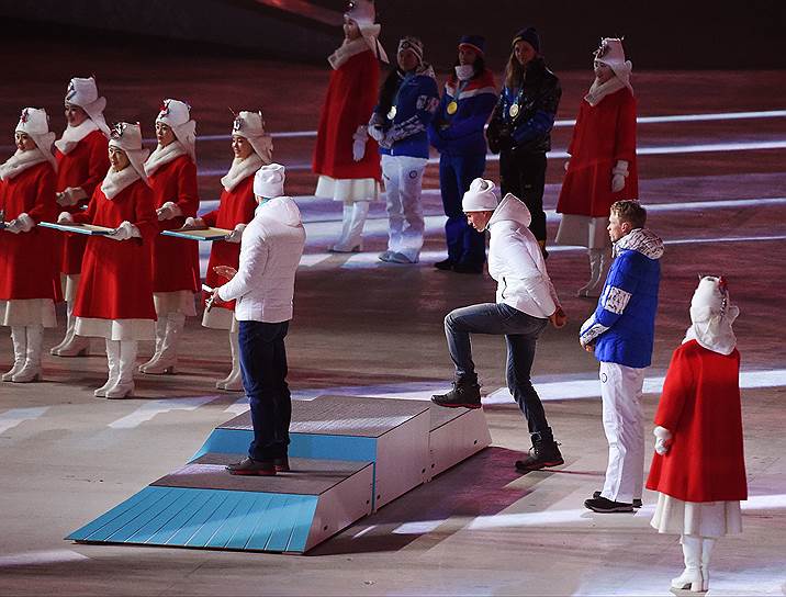 Слева направо: российские спортсмены Андрей Ларьков, Александр Большунов и финский спортсмен Йиво Нисканен во время церемонии