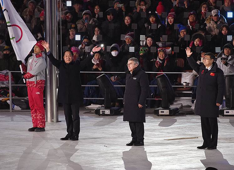 Президент МОК Томас Бах (в центре) и мэр Пекина Цай Ци (справа)
