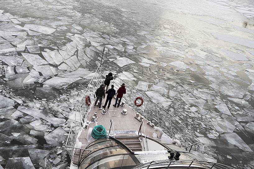Москва, Россия. Пассажиры на борту туристического катера, предназначенного для зимних речных прогулок