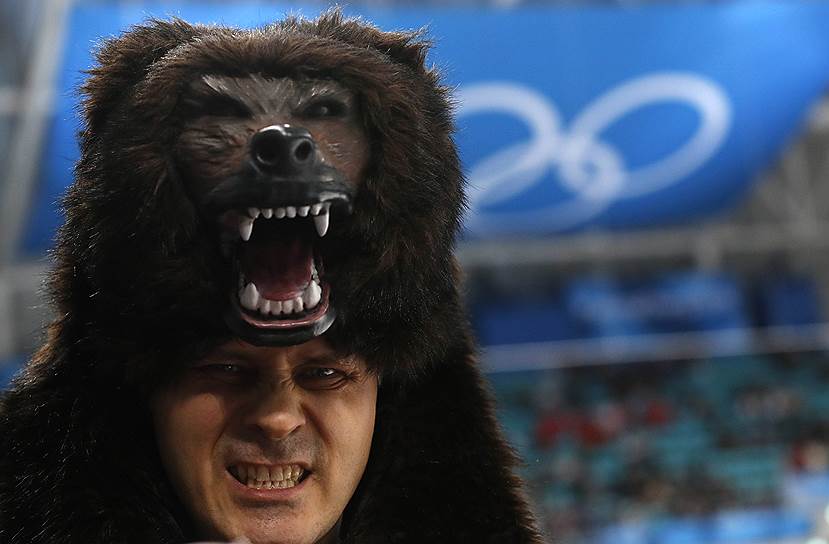 Российский болельщик в шапке в виде медвежьей головы наблюдает за полуфинальным матчем по хоккею между командами России и Чехии